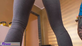 Spor Salonu Eğitmeni, Fitness Odasında Azgın Kızlarla Şanslı