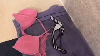 Hamile Kadın Duş Hortumuyla Kendini Tatmin Ediyor