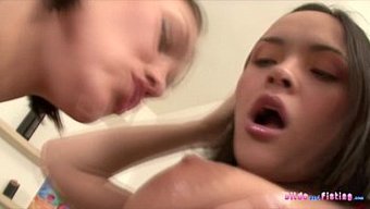 Hd Videoda Açıklıklar Ve Dolulukla Aşırı Anal Fisting