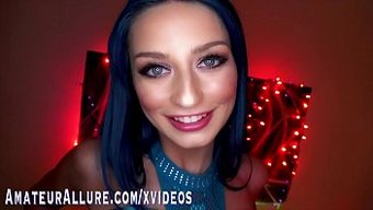 Jewelz Blu, Cadılar Bayramı Ziyaretçisine Seksi Bir Sürpriz Hazırlıyor.