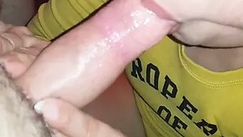 Asyalı Güzellik Sulu Bir Sakso Çekiyor Ve Spermleri Yutuyor