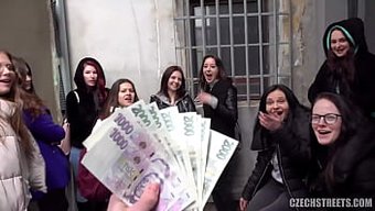 Amatör Bir Video, Çek Genç Kızın Tutkulu Halka Açık Buluşmasını Yakalıyor