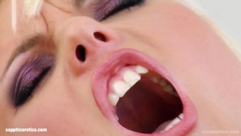 Sapphix'Ten Sandra Sanchez, Solo Dildo Oyununa Dalıyor