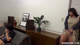 Asyalı Kız, Göğüslerini Siktirerek Ve Ovuşturarak Sandalyede Kendini Tatmin Ediyor