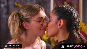 Emily Willis, Zorbalık Yaptıktan Sonra Entelektüel Odaklı Kız Arkadaşıyla Arasını Düzeltiyor.