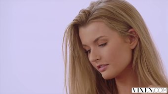 Yan Hatun Mia, Şeker Babasına Evinde Derin Bir Oral Seks Yapıyor.