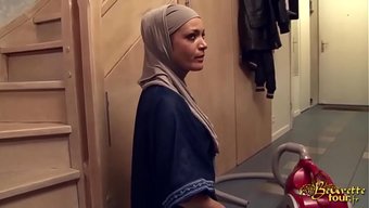 Cılız Milf Salima Akim’in Götü Fena Halde Açılıyor.