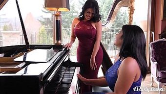 Göğüslü Latin Lezbiyenler Kesha Ve Sheila Ortega Anal Ve Vibratör Oyununa Dalıyorlar