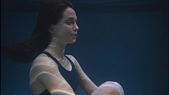 Eliza Dushku'Nun Büyük Göğüsleri Ateşli Bir Duş Sahnesinde Hopluyor