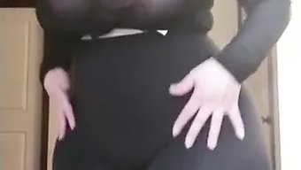Büyük Göğüsler Ve Meme Uçları Hd Videoda Sergileniyor