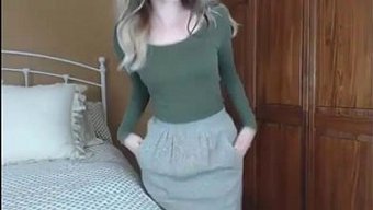 Hristiyan Kız, Dildo Ile Solo Mastürbasyona Dalıyor