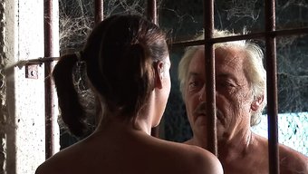 20 Yaşındaki Amatör, 70 Yaşındaki Adama Sakso Çekiyor