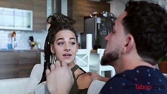 Genç 18+ Kız, Erkek Arkadaşı Ayrıldıktan Sonra Üvey Kız Kardeşi Tarafından Sikişiyor