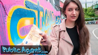 Halka Açık Ajans - 19 Yaşındaki Sanat Öğrencisi, Iyi Donanımlı Partneriyle Açık Havada Zevki Keşfediyor