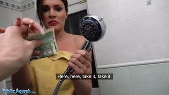 Umursamaz Bir Eş Olan Kitana Lure, Kamuya Açık Bir Şekilde Filme Alınırken Finansal Kazanç Için Sadakatsizlikle Uğraşır.