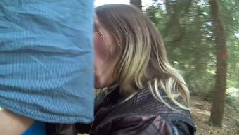 Avrupalı Barbara Doğada Oral Seks Yapıyor