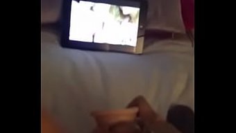 Milf'In Vibratörle Sıcak Mastürbasyon Seansı Ve Kirli Konuşması