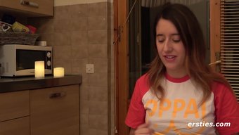 Susy, Doğal Büyük Göğüslü Amatör Bir Esmer, Parmaklarını Mastürbe Ediyor.