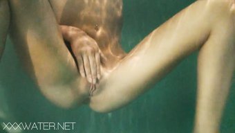 Büyük Doğal Göğüslere Sahip Seksi Esmer Genç Havuzda Yüzüyor Ve Mastürbasyon Yapıyor