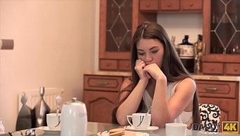 Amatör Genç Kız, Yaşlı Adam Tarafından Sıkı Poposu Geriliyor