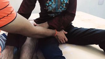 Büyük Popolu Genç Dolly, Üvey Erkek Kardeşine Ev Yapımı El Işi Ve Sakso Çekiyor