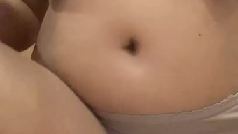 Büyük Göğüslü Genç, Sıcak Bir Videoda Elbise Değiştirirken Yakalanıyor