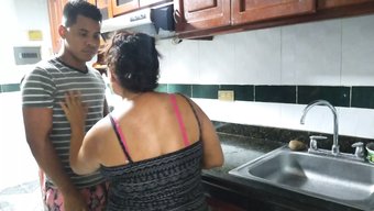 Kolombiyalı Üvey Kız, Iyi Davranışları Için Bir Oral Seksle Ödüllendiriliyor