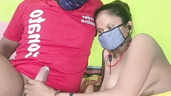 Hintli Kız Zevkle Mastürbasyon Yapıyor Ve Parmaklıyor