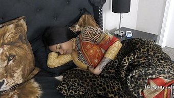 Desi Anne Üvey Oğlunu Baştan Çıkarıyor Ve Bir Creampie Sürprizi Alıyor