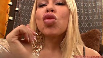Sarışın Latina Nikki Delano Yoğun Pov Derin Boğaz Ve Yüz Bakımı Veriyor
