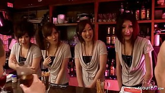 Bir Japon Kulübü, Minyon Asyalı Gençlerle Vahşi Bir Grup Seks Partisine Ev Sahipliği Yapıyor