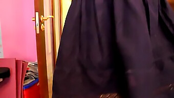 Ateşli Genç Dansçı Baştan Çıkarıcı Hareketlerini Sergiliyor