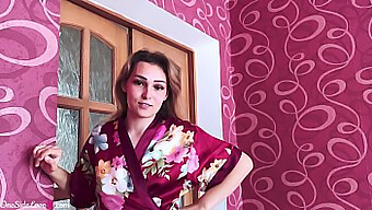 Üvey Kızı, Üvey Babası Egzersiz Yaparken Çok Iyi Bir Blowjob Yapıyor.