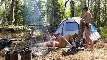 Bareback Gay, Sarışın Ve Kahverengi Bir Adamla Kamp Yapıyor