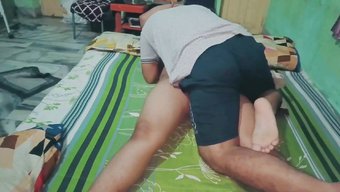 Sulu Sarmila Bhabhi'Nin Kapalı Bir Odada Inanılmaz Sikişi