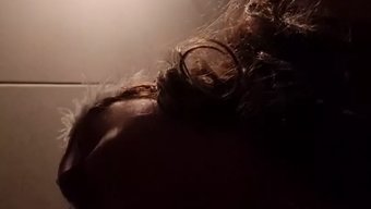 Göğüslü Ev Kadını Ev Yapımı Videoda Kontrolü Ele Alıyor