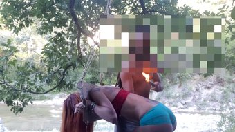Italyan Kızıl Saçlı Dövmeli Genç Kız, Pillori Sırasında Cezalandırılıyor