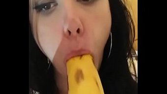 Göğüslü Genç Kız Ev Yapımı Bir Oral Seksle Arzularını Tatmin Ediyor