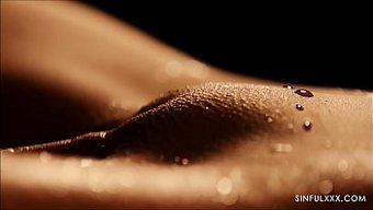 Pornostar Bebek Güzel Bir Üçlüde Yalar Ve Siker