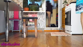 Ukraynalı Karı, En Iyi Arkadaşını Ev Yapımı Cuckold Videosunda Baştan Çıkarıyor