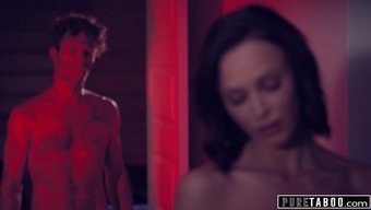 Kabine Emily Willis, Bir Sapığın Avı, Saf Tabu Ile Bağlı