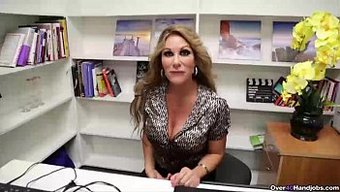 Göğüslü Milf Büyük Yarrağa Pov El Işi Yapıyor