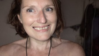 Ingiliz Porno Yıldızı, Yaramaz Bir Videoda Vücut Saçlarını Ve Olgun Göğüslerini Sergiliyor