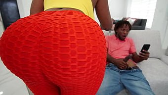 Siyah Porno Yıldızı Mastürbasyon Yaparken Yakalandı Ve Videoda Yüzüne Oturdu