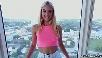 Muhteşem Minyon Genç Uma Jolie, Bangbros18'De Vahşi Bir Yolculuğun Tadını Çıkarıyor
