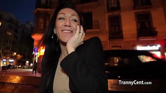 Doğal Bir Ortamda Trans Kadınla Seks Yapmaktan Zevk Alan Cinsel Kişi