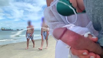 Ateşli Ve Çılgın Milf Jane R, Kamusal Alanda Amını Sırılsıklam Yapıyor.