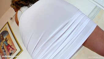 Olgun Orospu Afrodite, Her Zamanki Gibi Milf Fantezisinde Seksin Tadını Çıkarıyor.