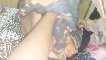 Hintli Milf'In Doğal Güzelliği Arkadan Parlıyor