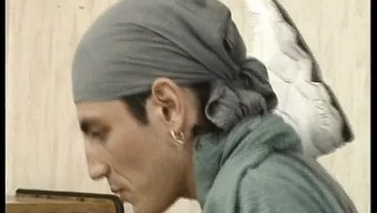 Olgun Avrupalı Bebek Vahşi Bir Yolculuğun Tadını Çıkarıyor